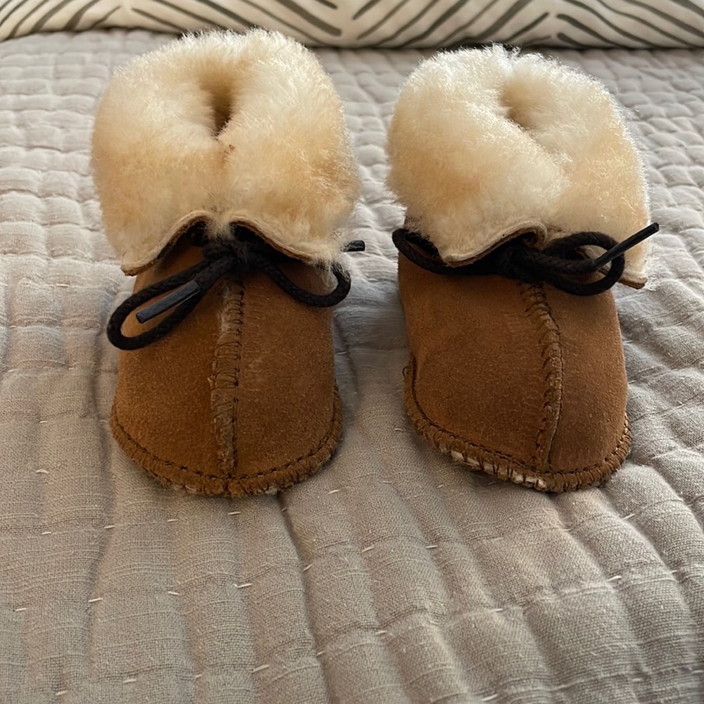 New WOT Minnetonka toddler slippers